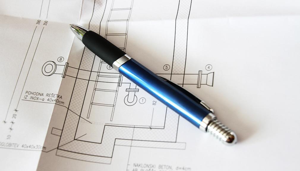 długopis leżący na planach inżynieryjnych